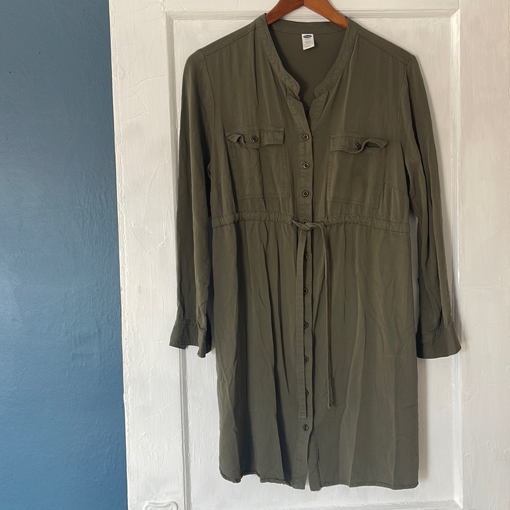 ON MATERNITY OLIVE GREEN BUTTON DOWN DRESS. Size Medium.